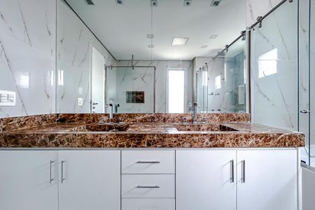 Apartamento à venda com 202m², 5 quartos e 4 vagasBanheiro da Suíte 1