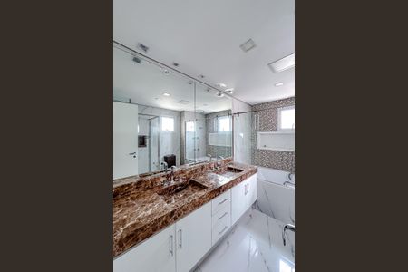 Apartamento à venda com 202m², 5 quartos e 4 vagasBanheiro da Suíte 1