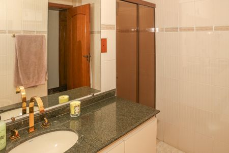 Apartamento à venda com 445m², 4 quartos e 4 vagas Apartamento à venda com 445m², 4 quartos e 4 vagasBanheiro Social