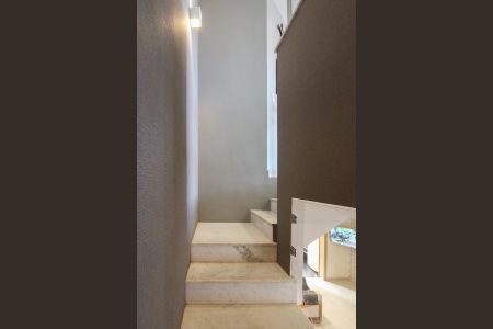 Apartamento para alugar com 190m², 4 quartos e 3 vagas Apartamento para alugar com 190m², 4 quartos e 3 vagasEscada