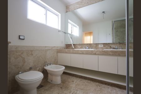 Casa de condomínio à venda com 483m², 4 quartos e 4 vagasBanheiro da Suíte 4