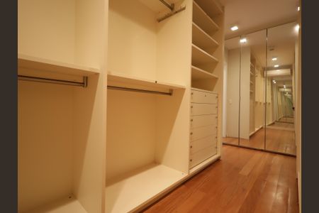 Casa de condomínio à venda com 483m², 4 quartos e 4 vagasCloset da suíte 4