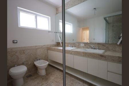 Casa de condomínio à venda com 483m², 4 quartos e 4 vagasBanheiro da Suíte 4