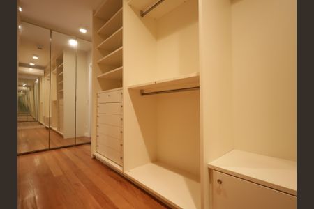 Casa de condomínio à venda com 483m², 4 quartos e 4 vagasCloset da suíte 4