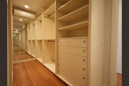 Casa de condomínio à venda com 483m², 4 quartos e 4 vagasCloset da suíte 4