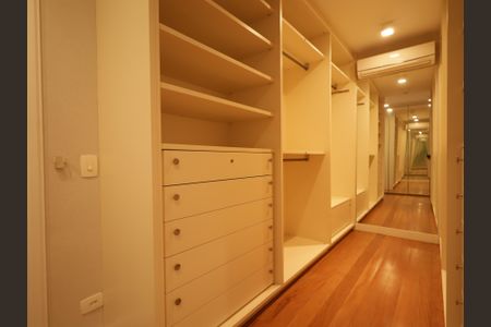 Casa de condomínio à venda com 483m², 4 quartos e 4 vagasCloset da suíte 4