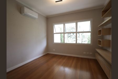 Casa de condomínio à venda com 483m², 4 quartos e 4 vagasSala intima