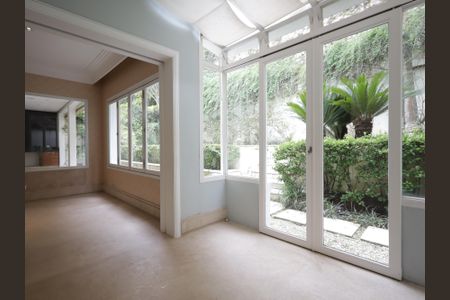 Casa de condomínio à venda com 483m², 4 quartos e 4 vagasSala de almoço