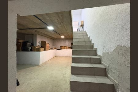 Casa à venda com 600m², 6 quartos e 4 vagasEscada - Casa 3