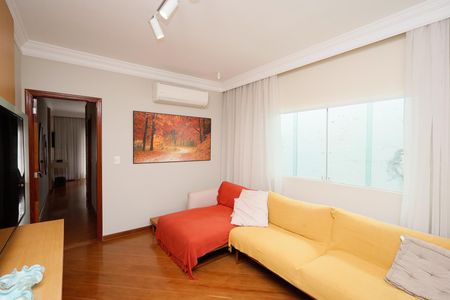 Casa à venda com 225m², 4 quartos e 4 vagasSala de TV