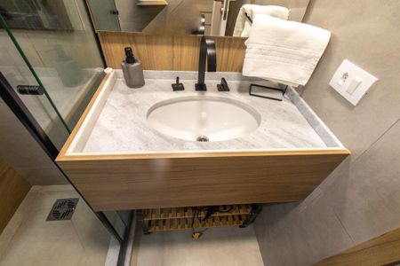 Banheiro Social de kitnet/studio para alugar com 1 quarto, 17m² em Centro, Curitiba