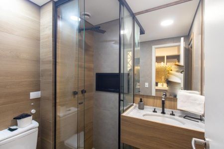 Banheiro Social de kitnet/studio para alugar com 1 quarto, 17m² em Centro, Curitiba