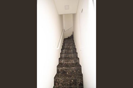 Escada de casa de condomínio para alugar com 2 quartos, 55m² em Vila Caiçara, Praia Grande