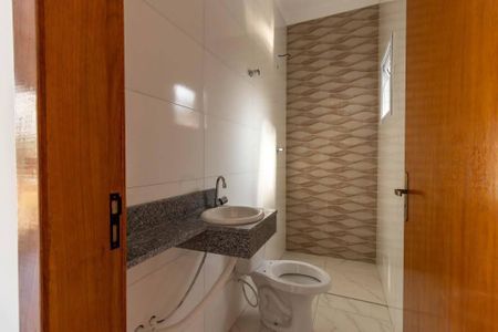 Banheiro de casa de condomínio para alugar com 2 quartos, 55m² em Vila Caiçara, Praia Grande