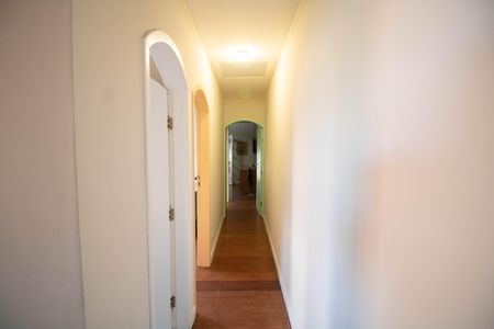 Casa à venda com 148m², 4 quartos e 2 vagas Casa à venda com 148m², 4 quartos e 2 vagasCorredor