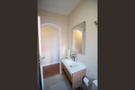 Casa à venda com 148m², 4 quartos e 2 vagas Casa à venda com 148m², 4 quartos e 2 vagasBanheiro social