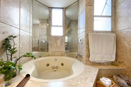 Apartamento à venda com 206m², 4 quartos e 3 vagasBanheiro da Suíte 1