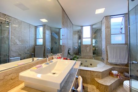 Apartamento à venda com 206m², 4 quartos e 3 vagasBanheiro da Suíte 1