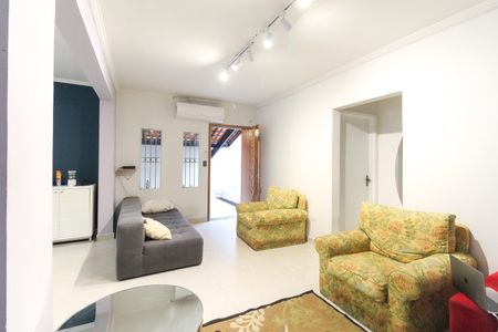 Casa à venda com 250m², 2 quartos e 3 vagas Casa à venda com 250m², 2 quartos e 3 vagasSala