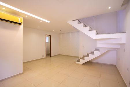 Casa de condomínio para alugar com 110m², 3 quartos e 2 vagasSala