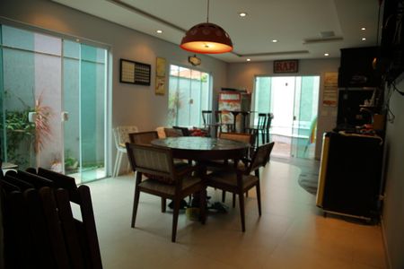 Casa para alugar com 350m², 3 quartos e 3 vagasBanheiro de serviço