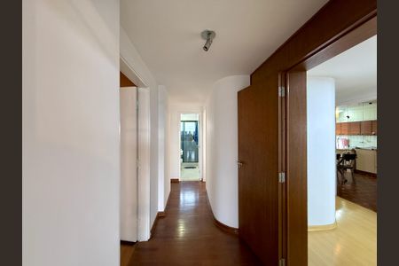 Apartamento para alugar com 167m², 4 quartos e 2 vagasCorredor Quartos 