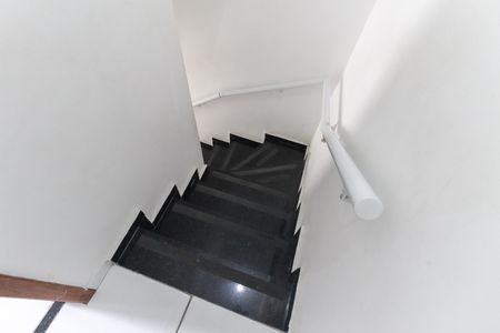 Casa de condomínio à venda com 64m², 2 quartos e 1 vagaEscada