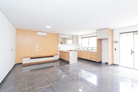 Casa à venda com 130m², 3 quartos e 4 vagasSala/Cozinha