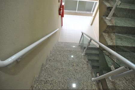 Apartamento para alugar com 55m², 2 quartos e 1 vagaEscada de acesso
