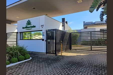 Casa de condomínio à venda com 224m², 3 quartos e 3 vagas Casa de condomínio à venda com 224m², 3 quartos e 3 vagasFachada e Portaria