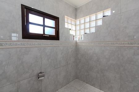 Casa à venda com 251m², 4 quartos e 2 vagas Casa à venda com 251m², 4 quartos e 2 vagasBanheiro da Suíte