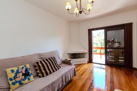 Casa à venda com 251m², 4 quartos e 2 vagas Casa à venda com 251m², 4 quartos e 2 vagasSala