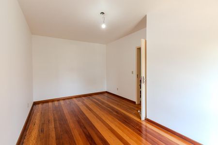 Casa à venda com 251m², 4 quartos e 2 vagas Casa à venda com 251m², 4 quartos e 2 vagasQuarto 3