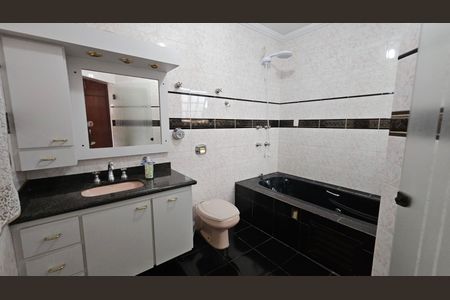 Casa à venda com 235m², 3 quartos e 4 vagasBanheiro