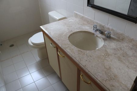 Apartamento à venda com 131m², 4 quartos e 3 vagasBanheiro 2