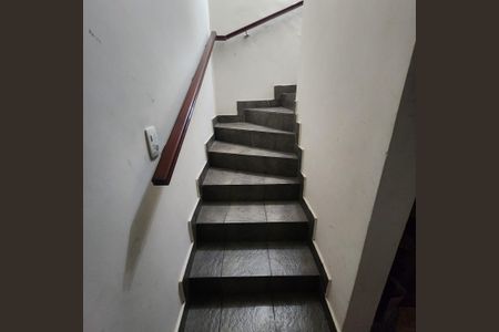 Casa à venda com 220m², 4 quartos e 3 vagasEscada