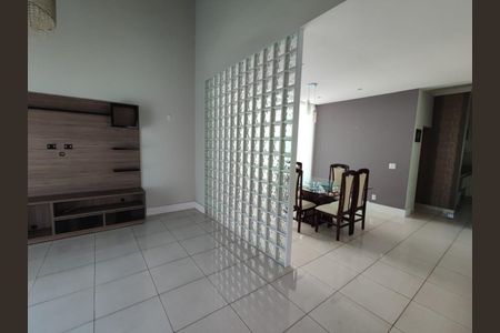 Casa de condomínio à venda com 217m², 4 quartos e 4 vagasFoto 01