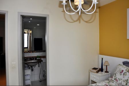 Apartamento à venda com 77m², 3 quartos e 2 vagasDetalhe - Quarto 01 com Suíte