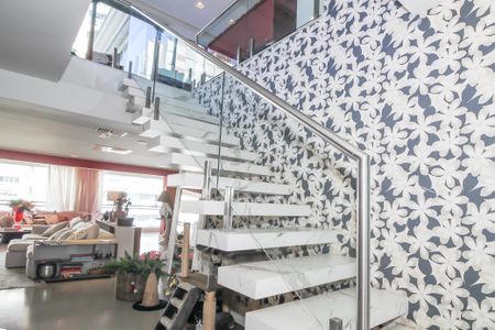 Apartamento à venda com 600m², 5 quartos e 7 vagasEscada