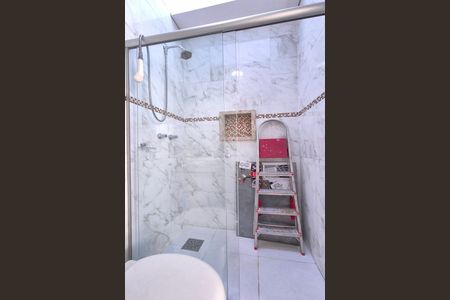 Casa de condomínio à venda com 400m², 5 quartos e 5 vagas Casa de condomínio à venda com 400m², 5 quartos e 5 vagasBanheiro da Suíte