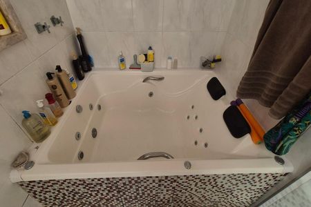 Casa de condomínio à venda com 400m², 5 quartos e 5 vagas Casa de condomínio à venda com 400m², 5 quartos e 5 vagasDetalhe do Banheiro da Suíte