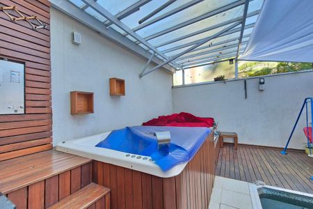 Casa de condomínio à venda com 400m², 5 quartos e 5 vagas Casa de condomínio à venda com 400m², 5 quartos e 5 vagasDetalhe da ChUrrasqueira