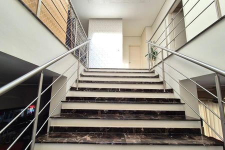 Casa de condomínio à venda com 400m², 5 quartos e 5 vagas Casa de condomínio à venda com 400m², 5 quartos e 5 vagasEscada