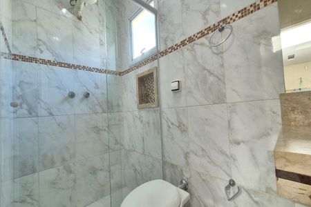 Casa de condomínio à venda com 400m², 5 quartos e 5 vagas Casa de condomínio à venda com 400m², 5 quartos e 5 vagasBanheiro da Suíte