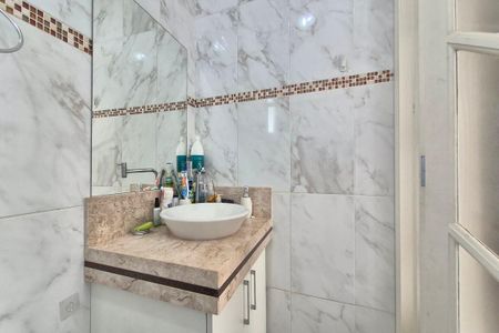 Casa de condomínio à venda com 400m², 5 quartos e 5 vagas Casa de condomínio à venda com 400m², 5 quartos e 5 vagasBanheiro da Suíte