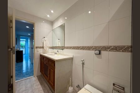 Apartamento à venda com 243m², 3 quartos e 3 vagasBanheiro social