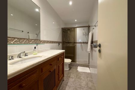 Apartamento à venda com 243m², 3 quartos e 3 vagasBanheiro social