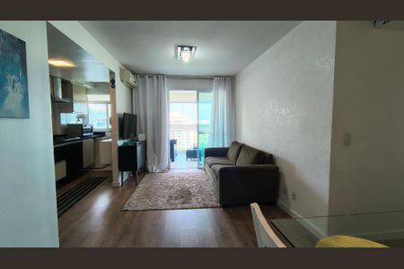 Sala de apartamento para alugar com 1 quarto, 67m² em Recreio dos Bandeirantes, Rio de Janeiro