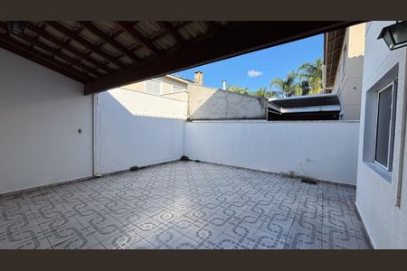 Casa de condomínio para alugar com 140m², 3 quartos e 2 vagasQuintal