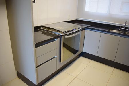 Apartamento para alugar com 156m², 3 quartos e sem vagaCozinha - Armários